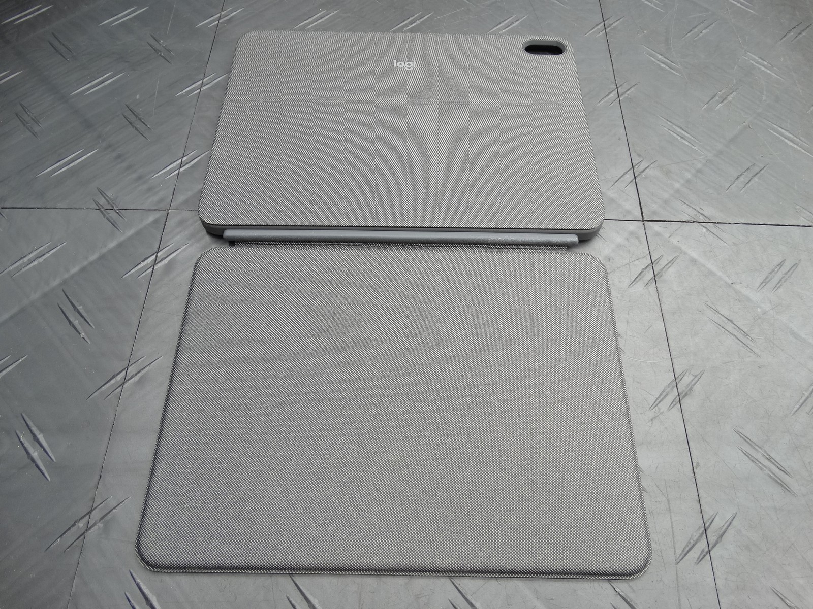 Logitech Combo Touch Keyboard Folio with Trackpad for iPad 7/8/9 – YU0048