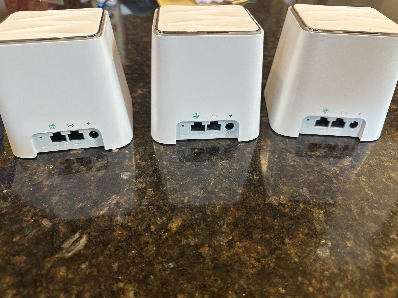 Meshforce M3 Mesh WiFi System + 1 M3 Dot – App Controlled (Used)