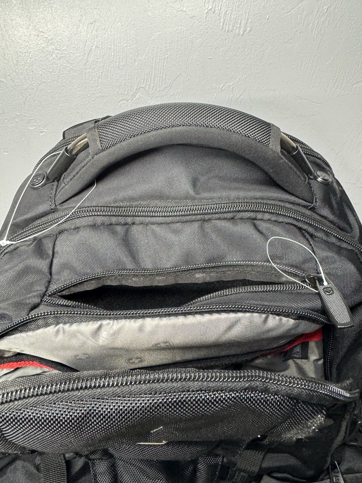 SwissGear Black Solid Backpack for Tablet, Padded Straps, Organizer Compartments