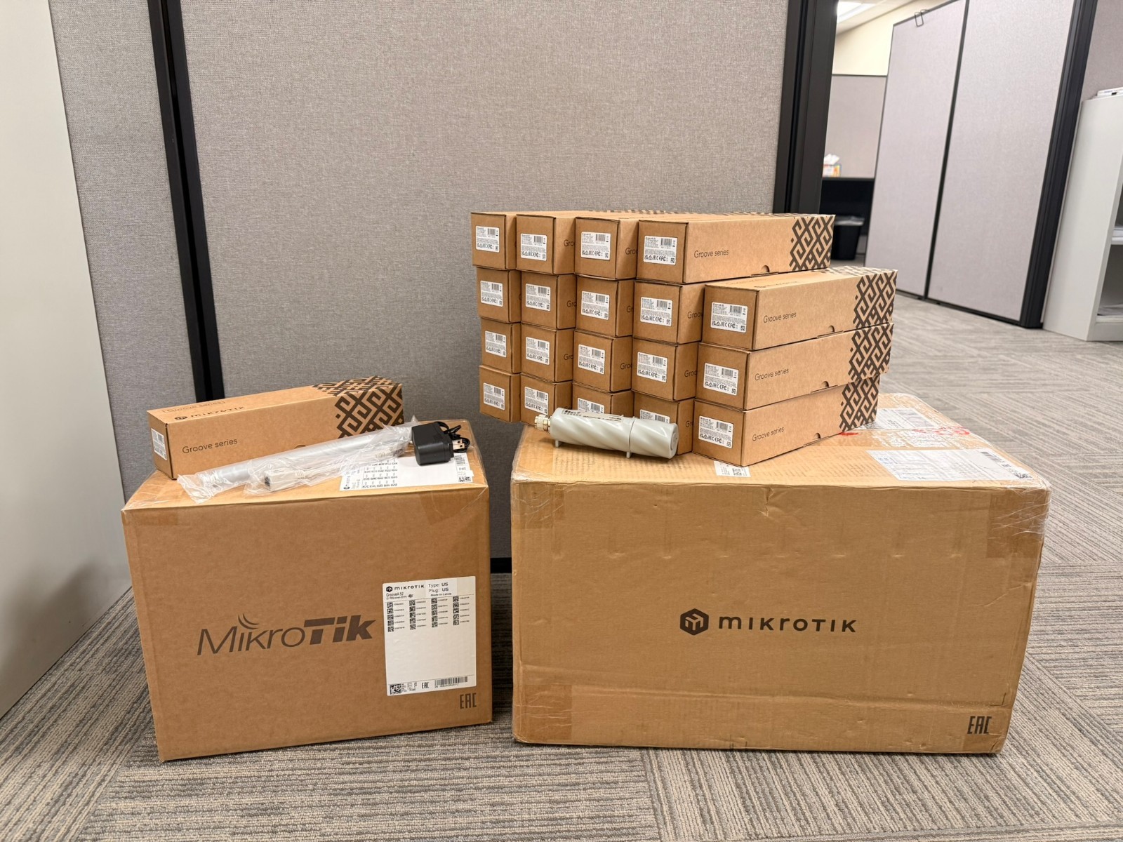 Qty:20 MikroTik RouterBoard Groove A-52HPn-US 2GHz/5GHz Outdoor Wireless Router