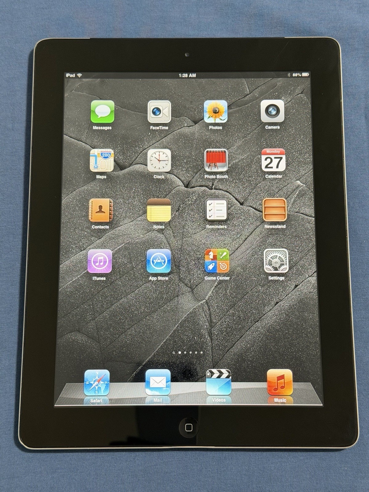 Apple IPad 2 – 64GB – iOS 6 – Wifi + 3G – Old Apps And Retro Games