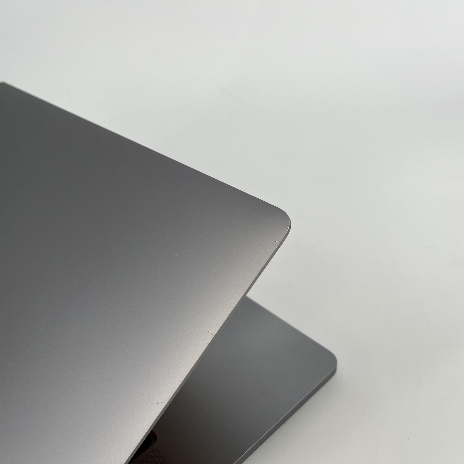 MacBook Pro 16 Touch Bar Gray 2019 2.4 GHz i9 64GB 1TB SSD Radeon Pro 5500M 8GB