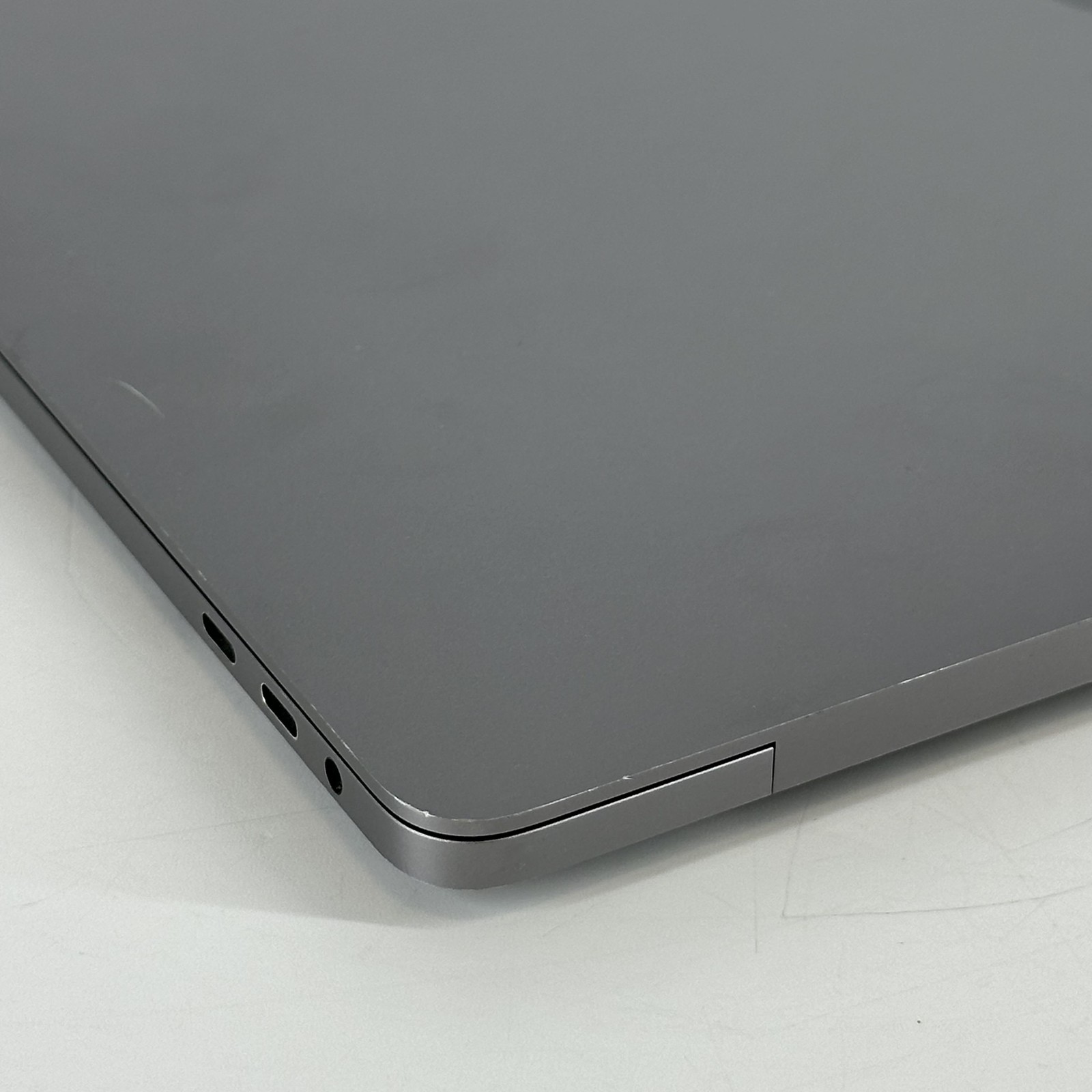MacBook Pro 16 Touch Bar Space Gray 2019 2.4GHz i9 32GB 1TB SSD Radeon Pro 5500M