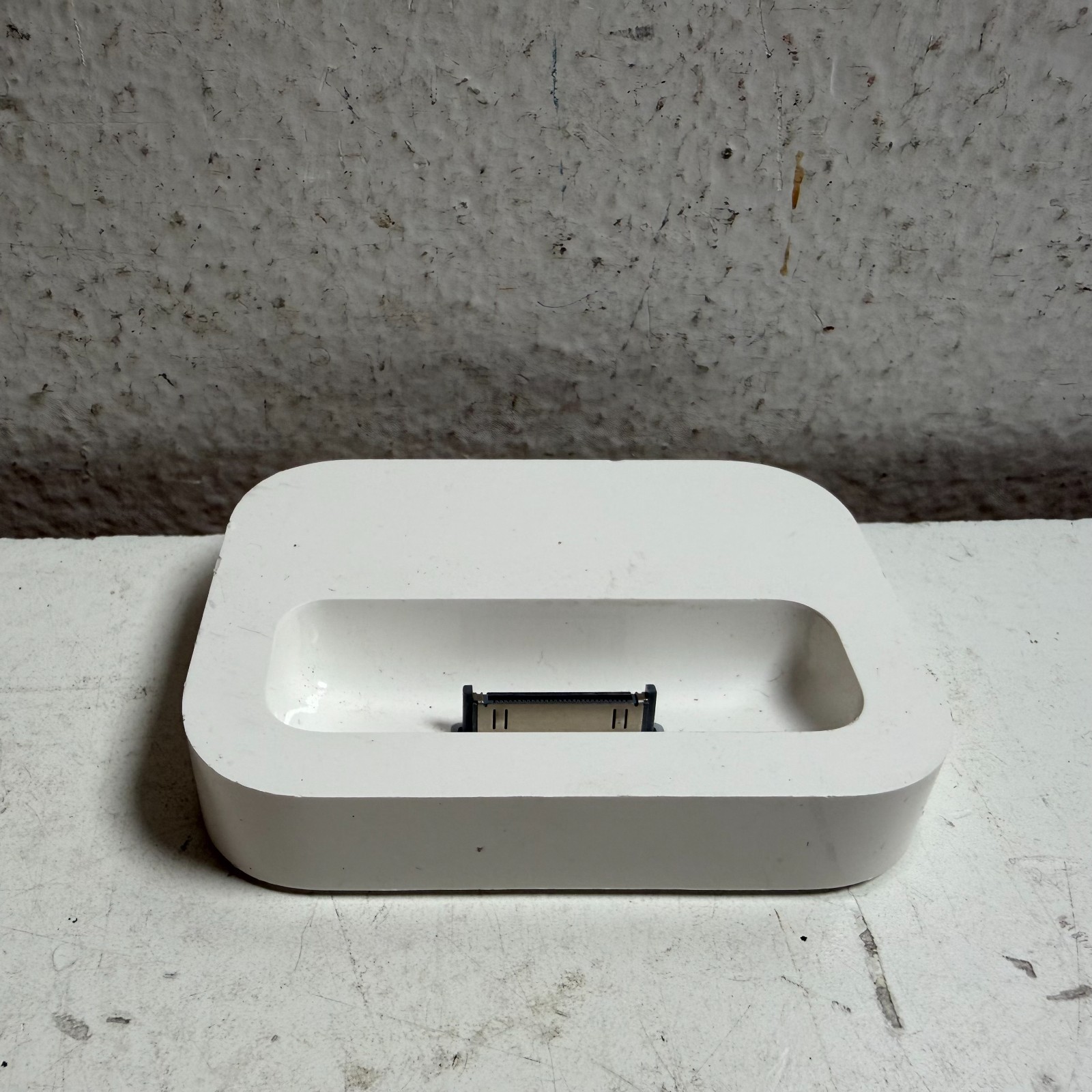 Apple White Universal Dock 30-pin Docking Station for AirPods & iPhones