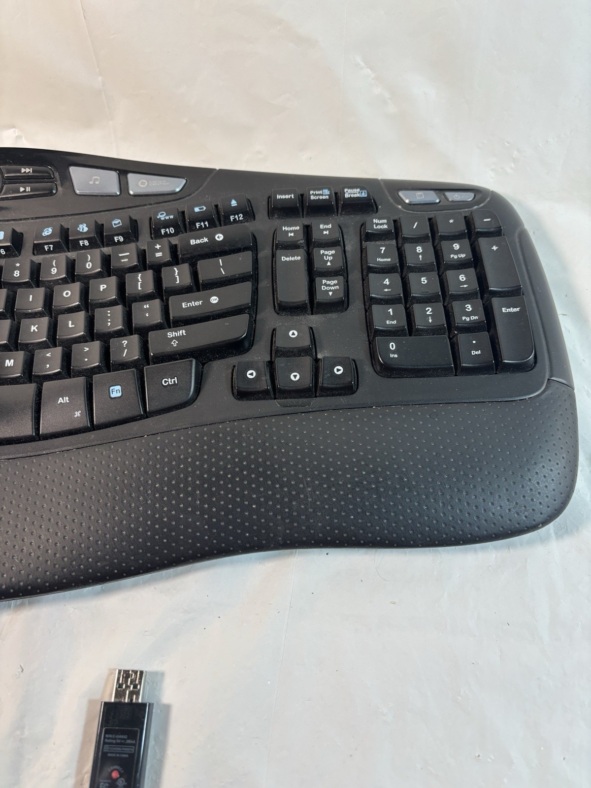 LOGITECH WAVE Y-RCP140 CANADA310 CORDLESS KEYBOARD With DONGLE Used Powers On