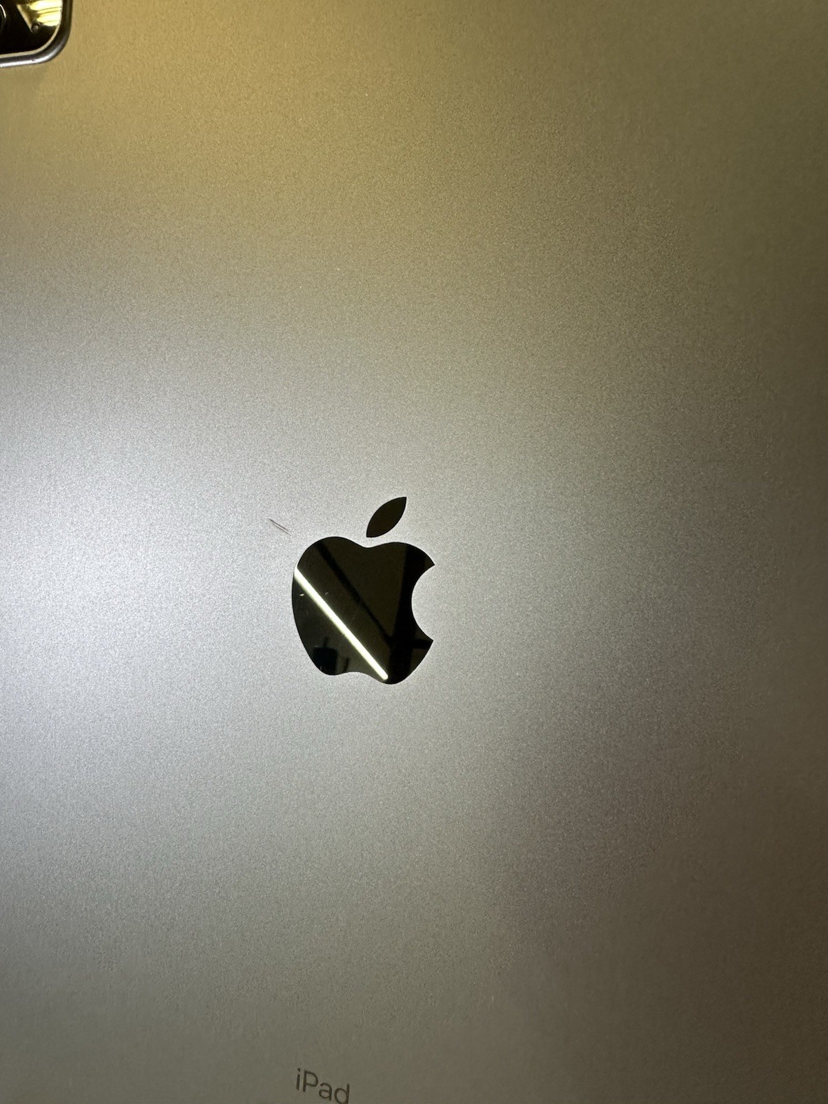 Defective Apple iPad Pro 12.9-inch (5th gen) A2379 128GB, Wi-Fi – #E4.141
