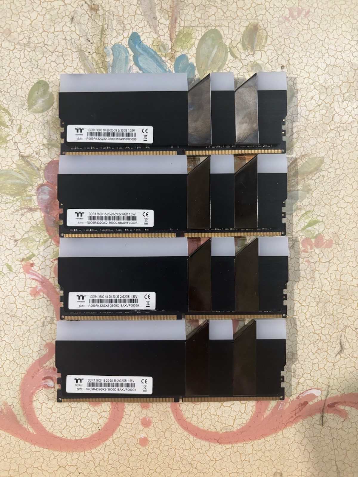 Thermaltake TOUGHRAM RGB 128GB (4x32gb) DDR4-3600 PC4-28800 DIMM