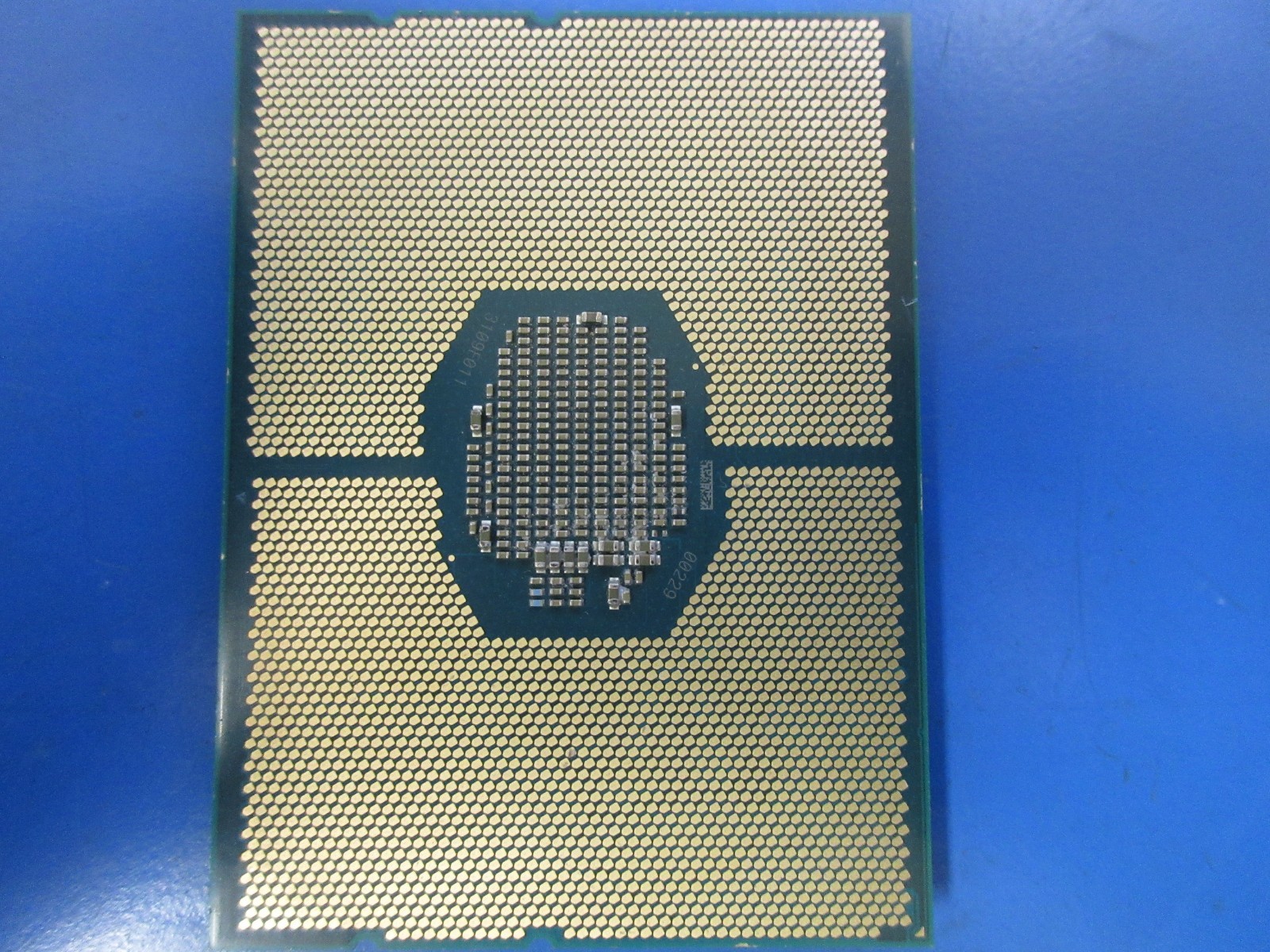 Lot 6 of SRG1W : Intel Xeon Silver 4214R 2.40GHz : 12 Core : FCLGA3647 – Grade C