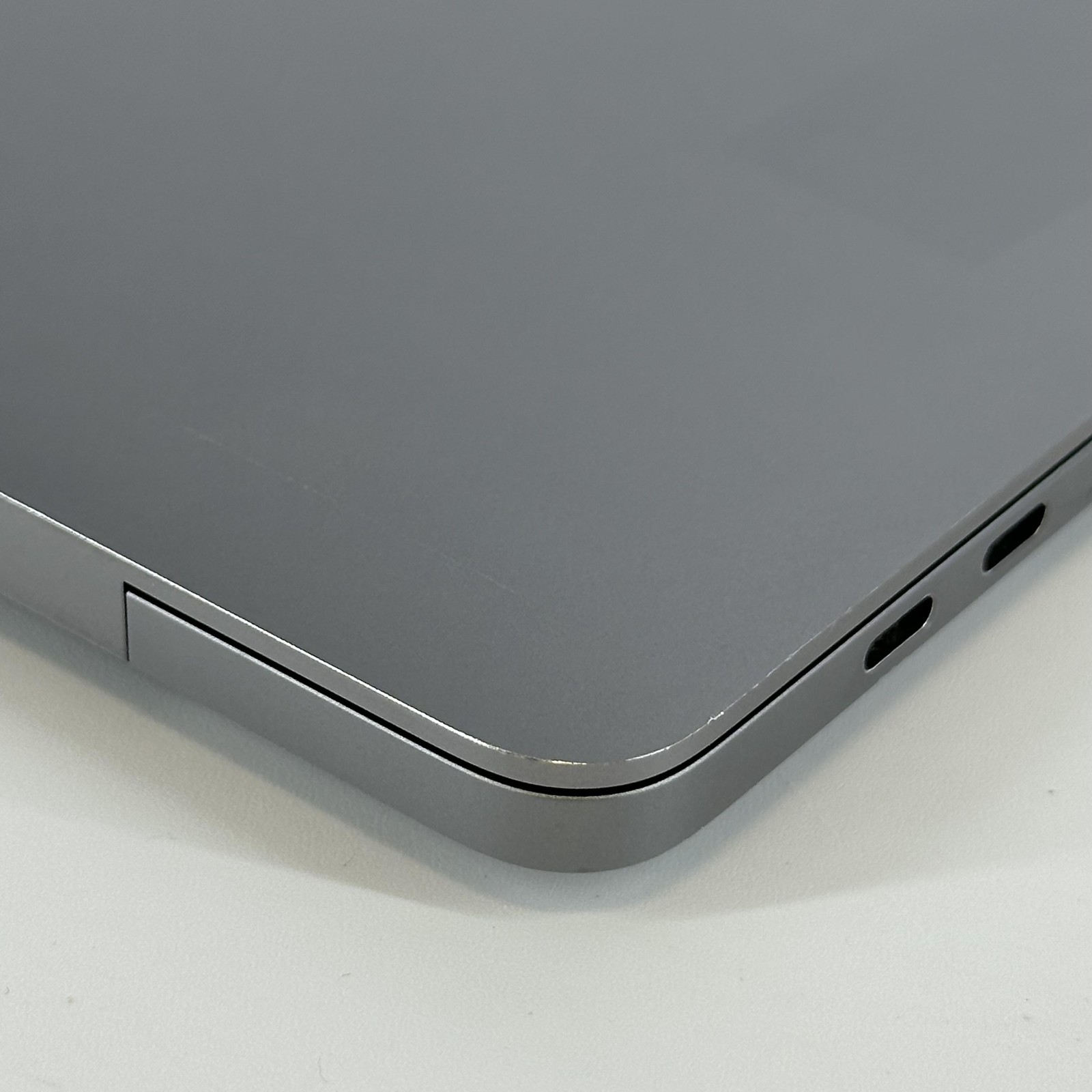 MacBook Pro 16 Touch Bar Gray 2019 i9 16GB 1TB SSD Radeon Pro 5500M Tinted LCD