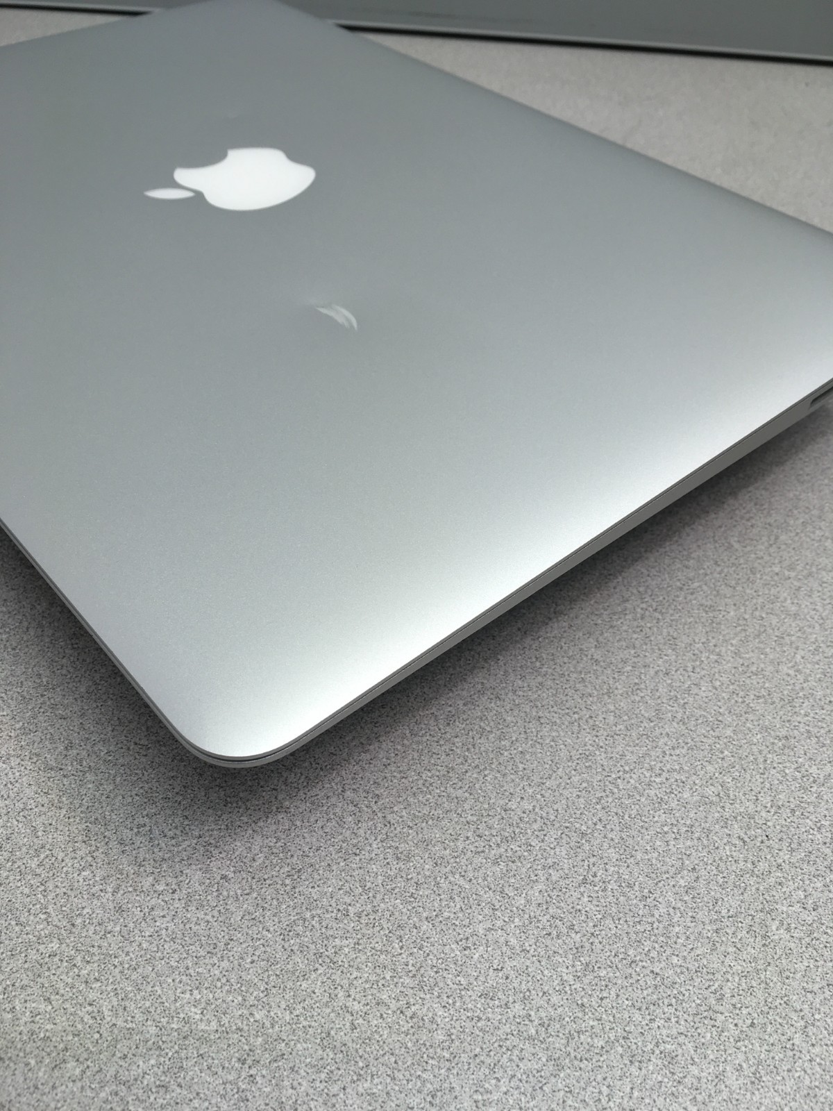Apple MacBook Air 13.3″ (128GB SSD, Intel Core i5 5th Gen., 1.6GHz, 4GB RAM)…