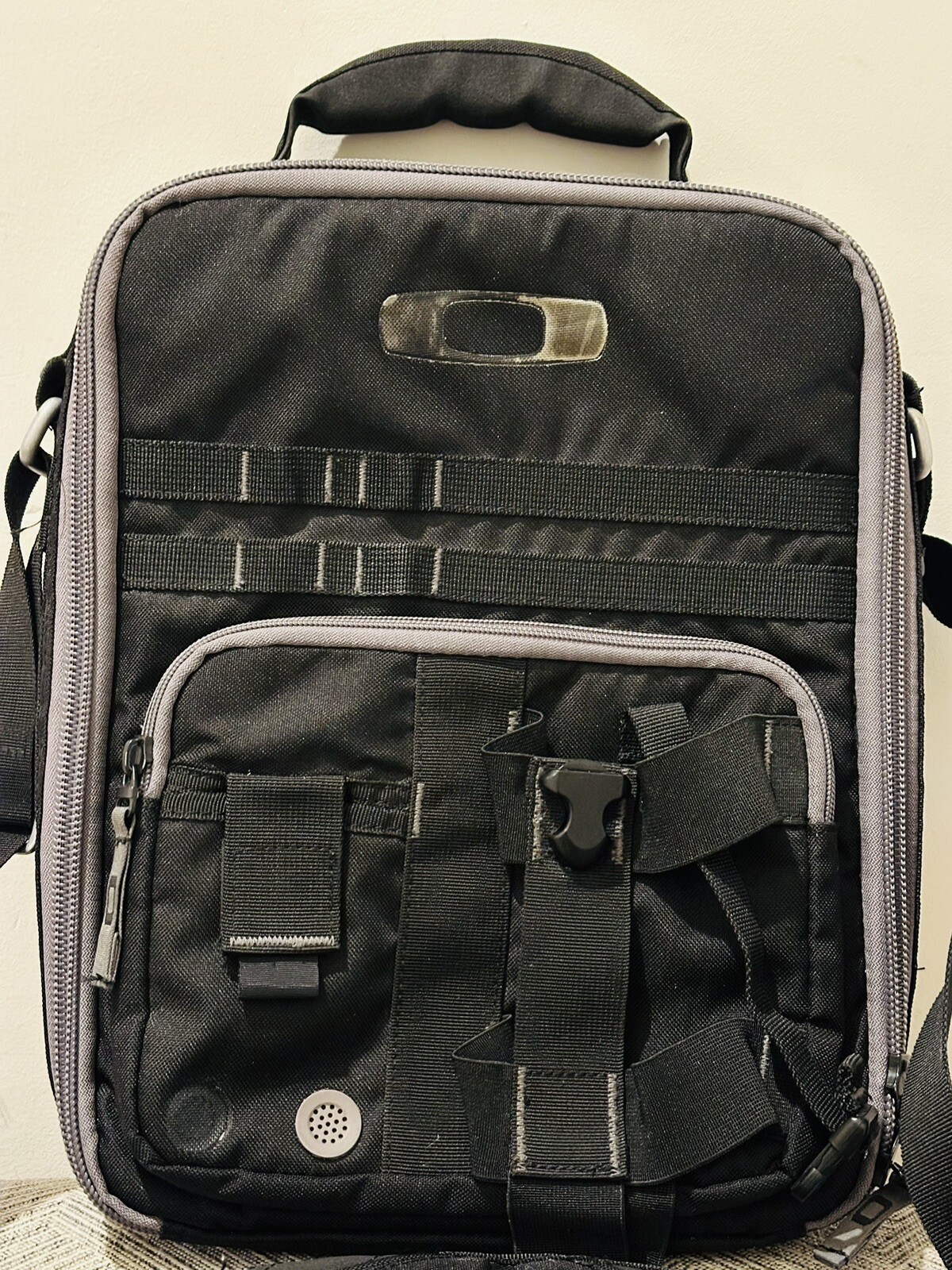Oakley Black Vertical Computer Laptop Black Padded Messenger Bag Office