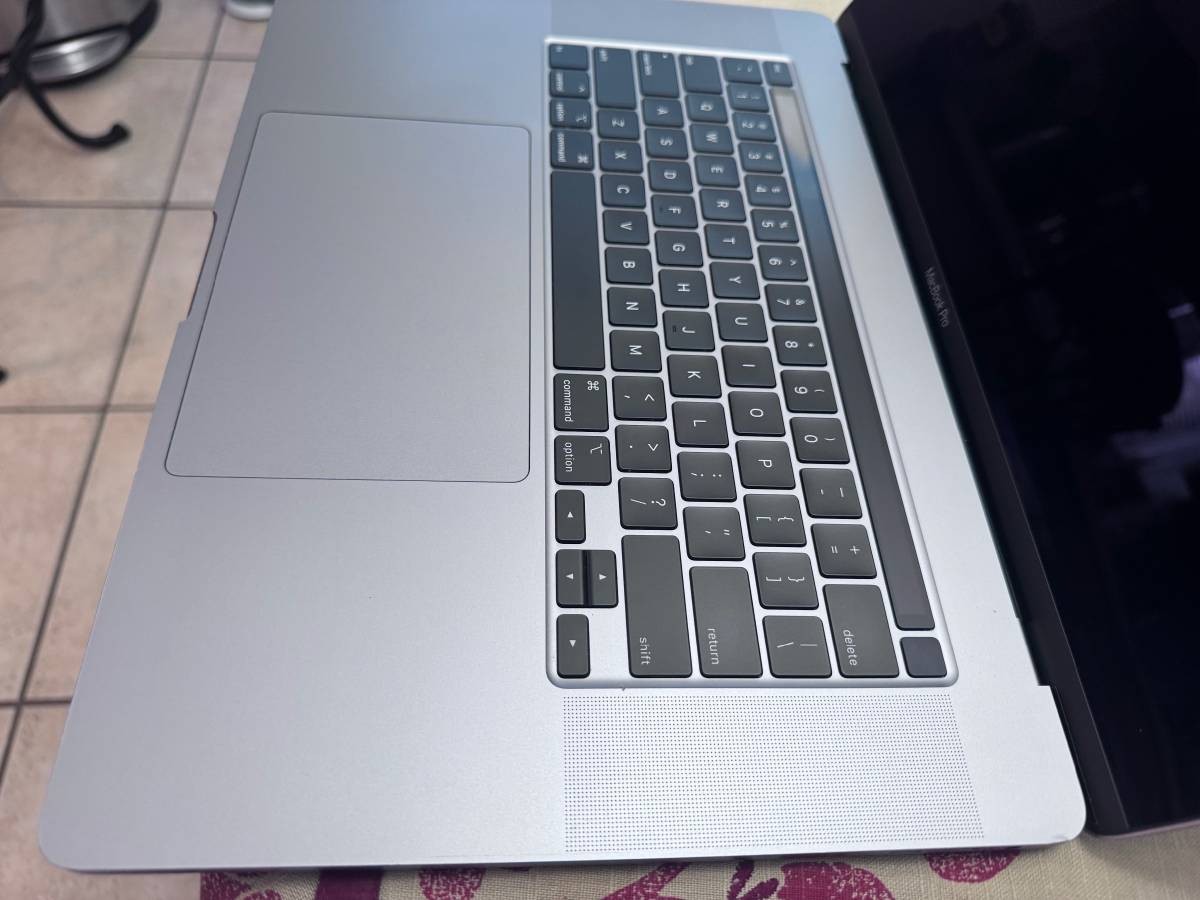 Apple MacBook Pro 2019 i9-9980H 16GB 1TB SSD Radeon Pro 5500M MVVM2LL/A A2141