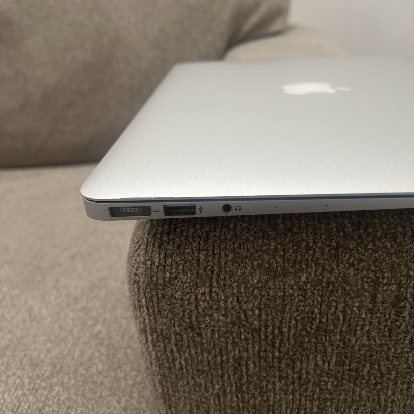 APPLE MACBOOK AIR 13 INCH LAPTOP | 256GB SSD | WARRANTY 30 days