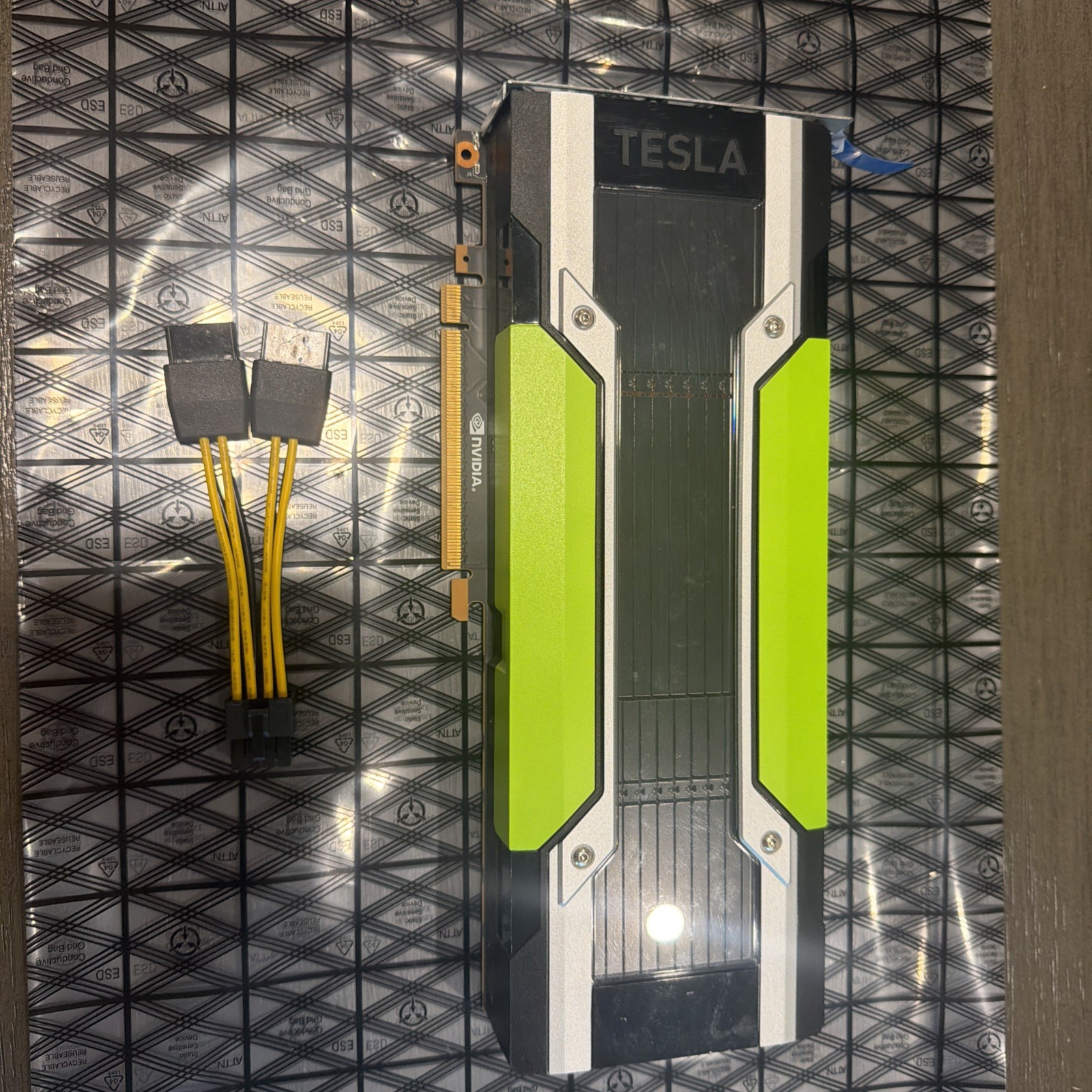 NVIDIA TESLA P100 GRAPHICS DATA CENTER ACCELERATOR 16GB HBM2 + Adapter for PCIE