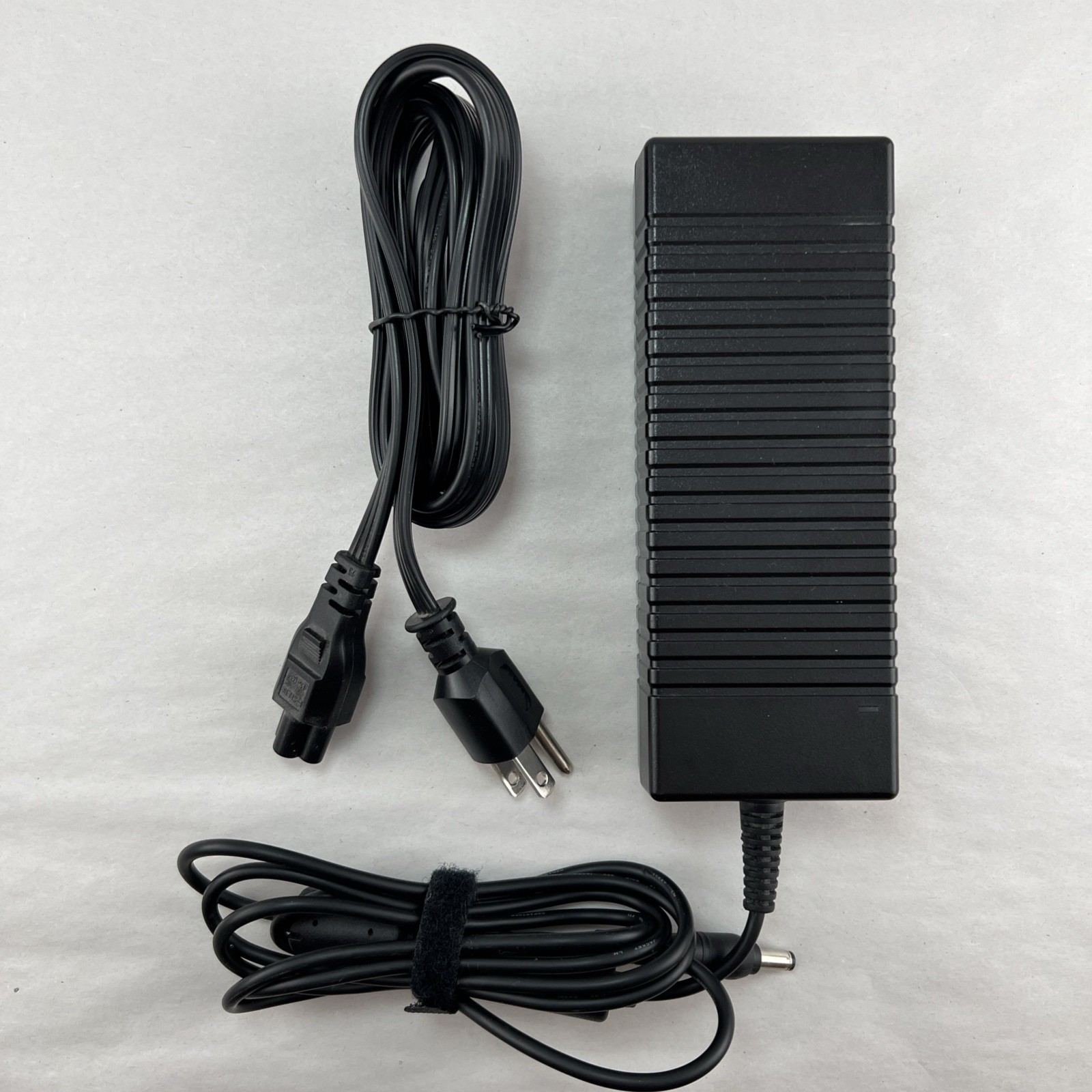 Genuine Delta ADP-135FB B AC Adapter 19V 7.1A Power Supply