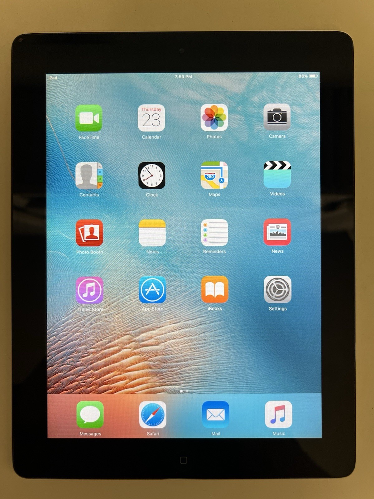Apple iPad 2 (A1395) 16GB Wi-Fi 9.7” Black iOS 9.3.5 MC769LL/A Great Condition!