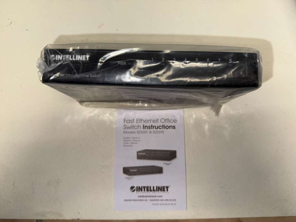 Intellinet 8-Port Fast Ethernet Office Switch (523318)