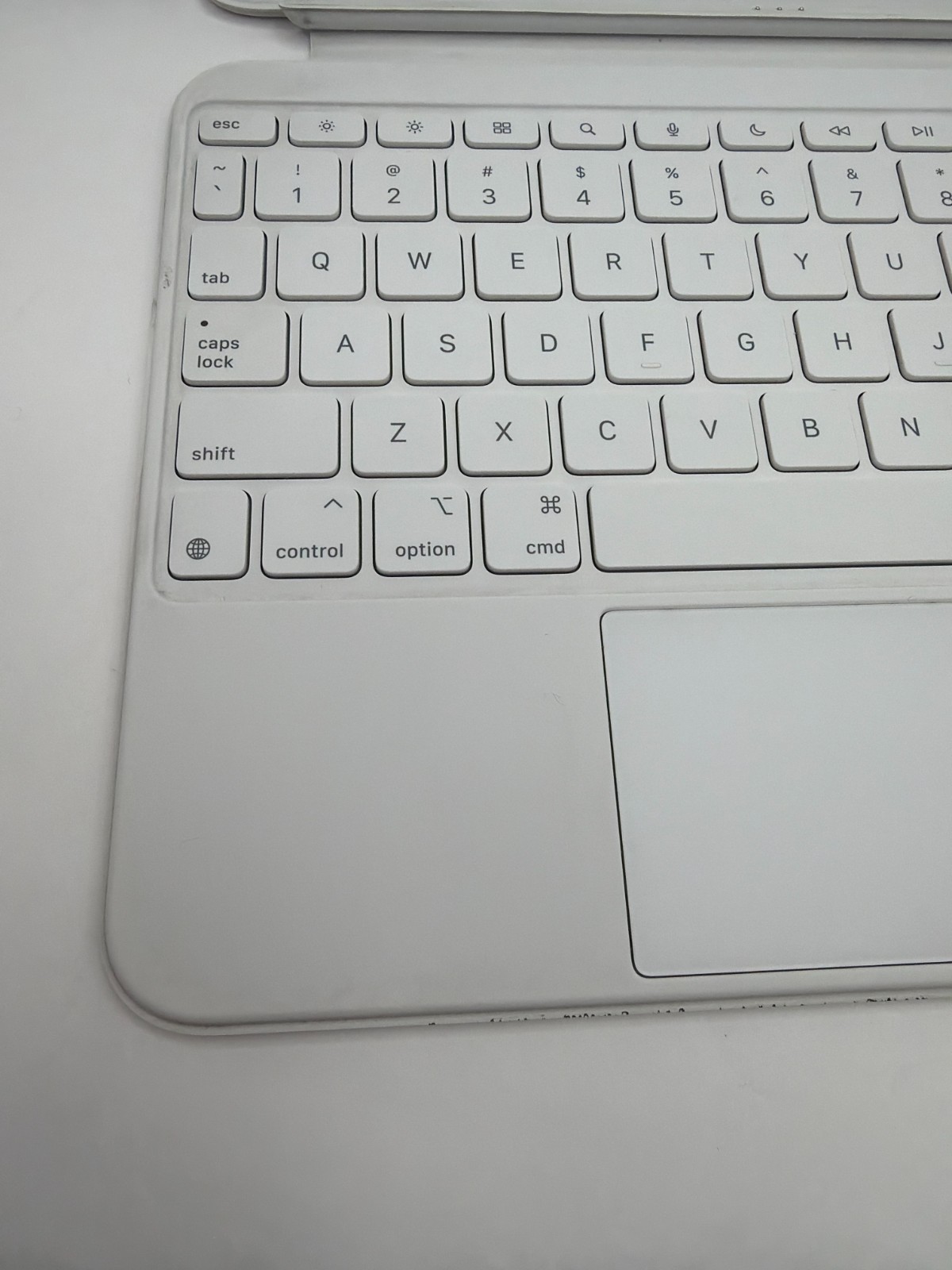 Apple Magic Keyboard Folio Case for Apple iPad 10.9″ A16 10th Gen white preowned