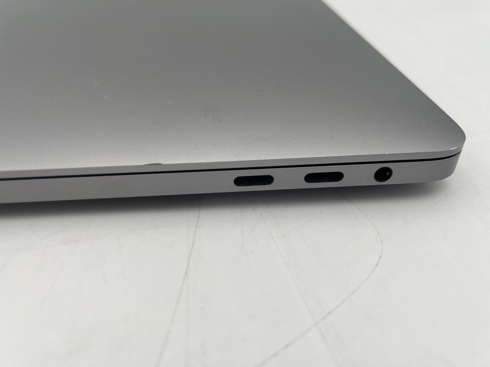 Apple MacBook Pro 2020 13″ touchbar | intel 2.3 i7 | 16GB RAM 512GB SSD *