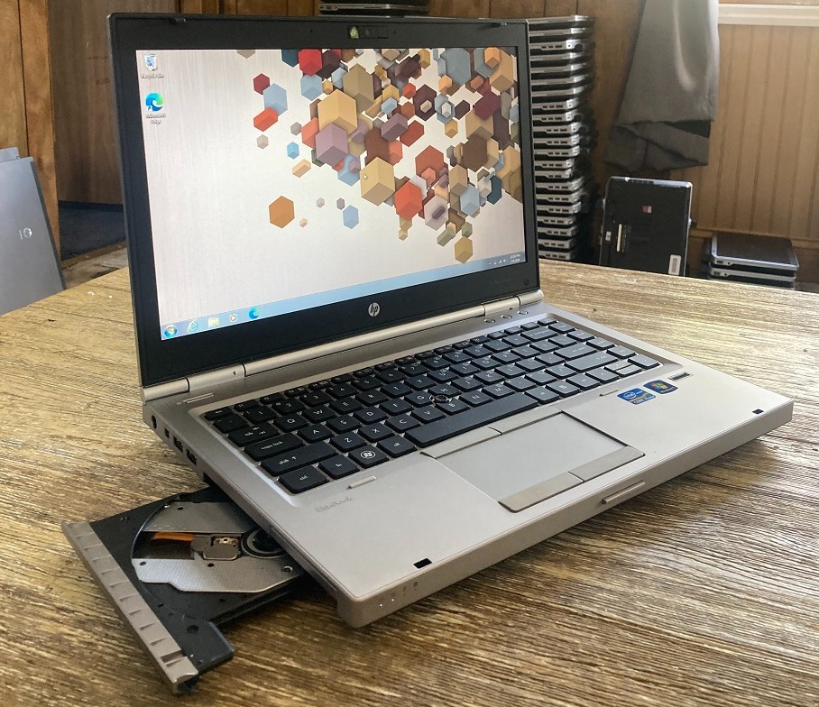 15.6″ HP 8560/70 Vintage Windows 7 Pro i3 2ghz 4gb 250gb DVDRW Serial Port