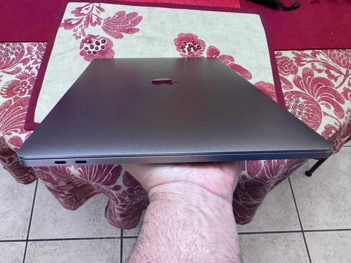 Apple MacBook Pro 2019 i9-9980H 16GB 1TB SSD Radeon Pro 5500M MVVM2LL/A A2141