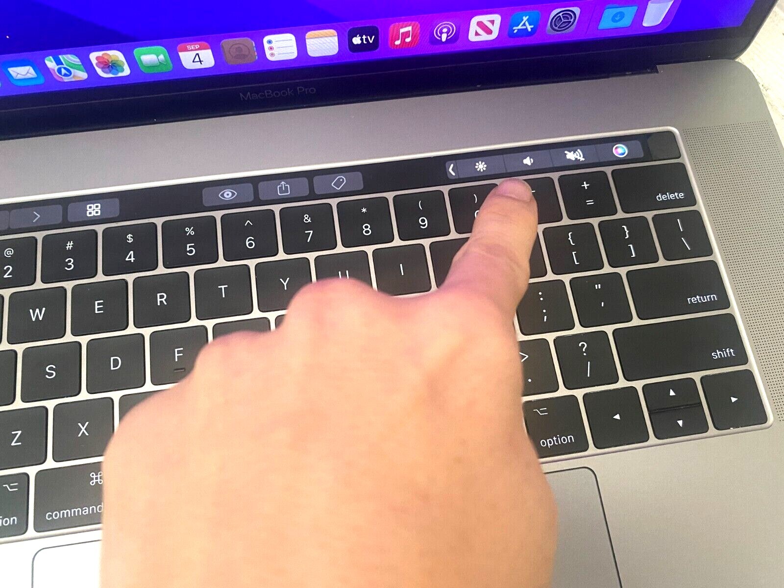15″ Apple MacBook Pro – 3.8Ghz Turbo i7 16GB 512GB SSD Touch Bar – 1 Yr Warranty
