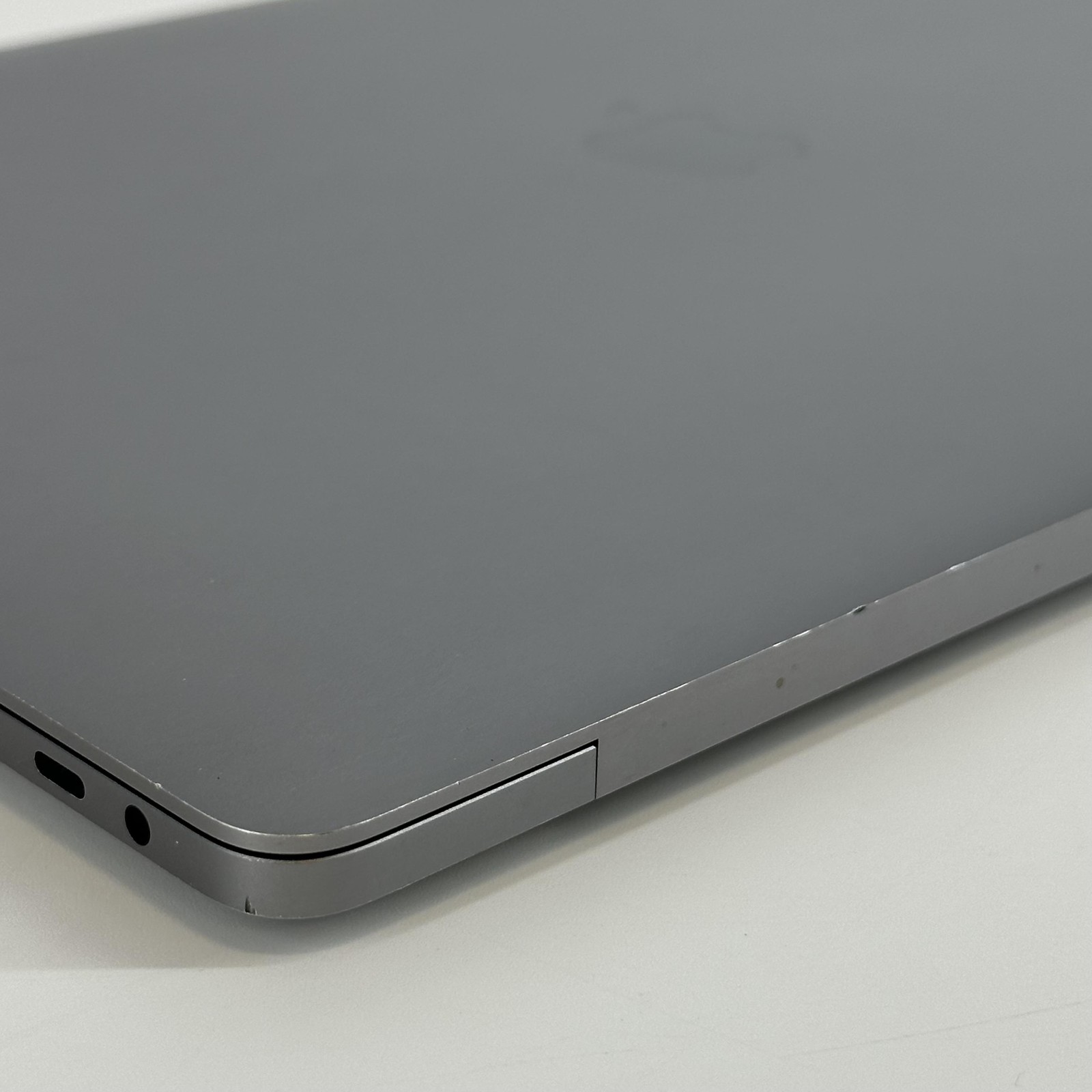MacBook Pro 16 Touch Bar Space Gray 2019 2.4GHz i9 32GB 1TB SSD Radeon Pro 5500M