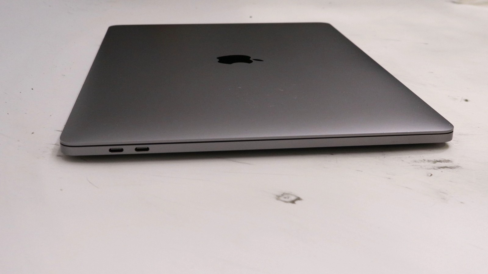 Apple Macbook Pro 15″ i9-9980HK 16GB 512GB CHP KBD – Good READ DESC