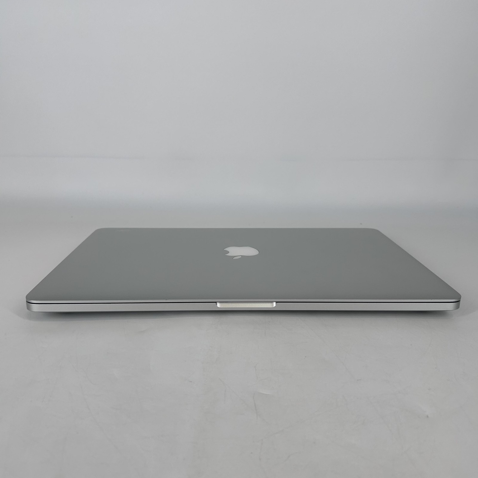 MacBook Pro Retina 15 Silver 2015 2.2 GHz i7 4th Gen. 16GB 256GB SSD Good