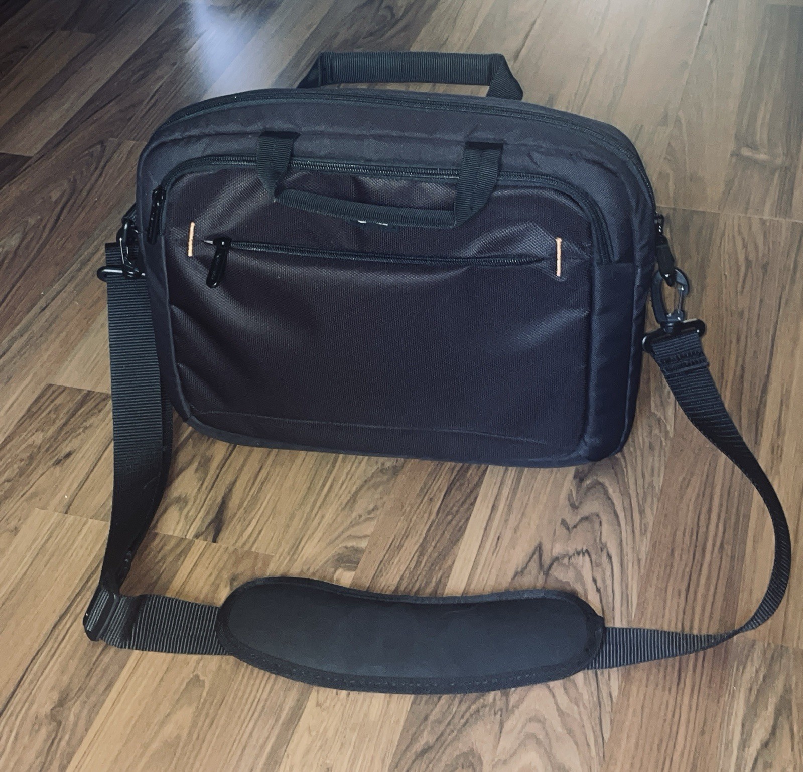 Amazon Basics 14″ Tablet Laptop Bag Carrying Case Padded Shoulder Strap Black