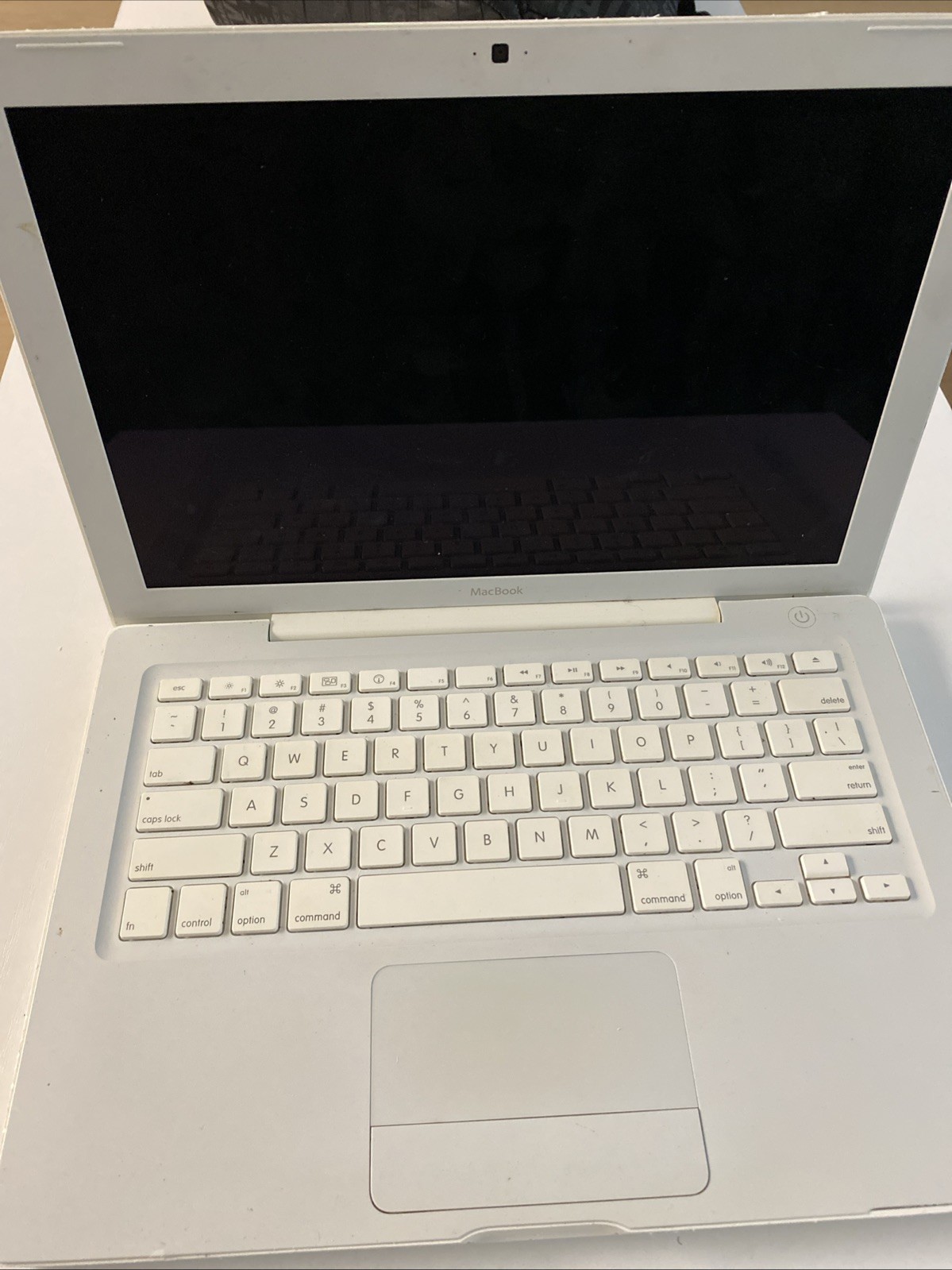 Apple MacBook 13″ Core 2 Duo T8100 2.1GHz 2GB RAM 320GB HDD MacOS X Leopard