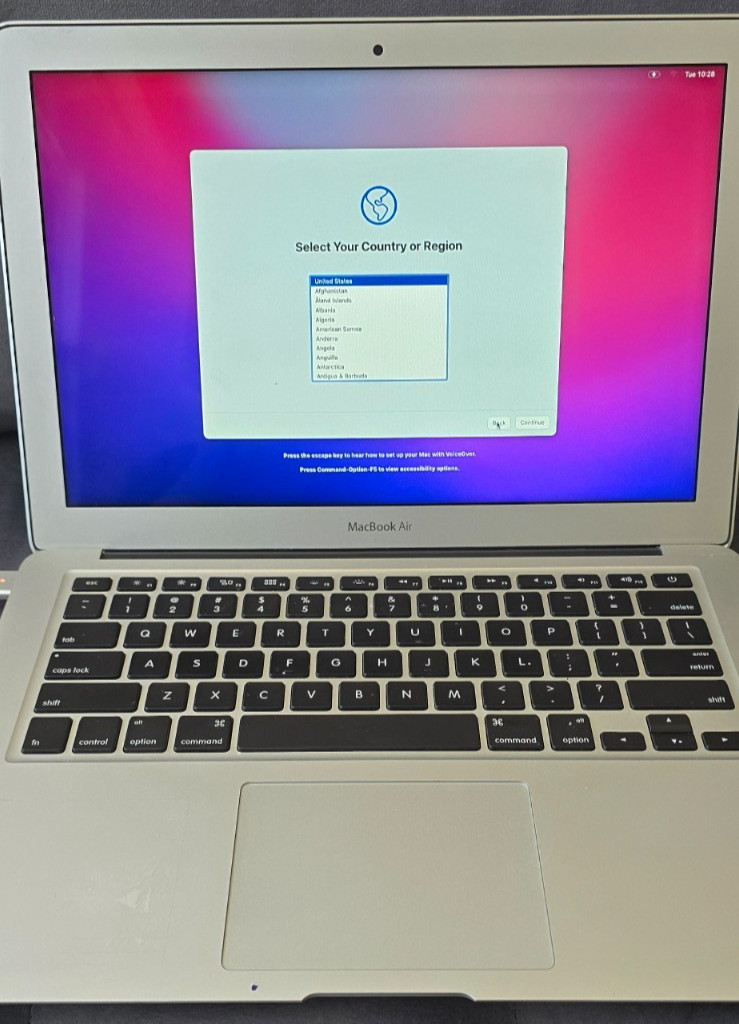 Apple MacBook Air 13.3 in Intel Core i5 5th Gen. 1.80 GHz, 128 GB 8 GB Intel HD