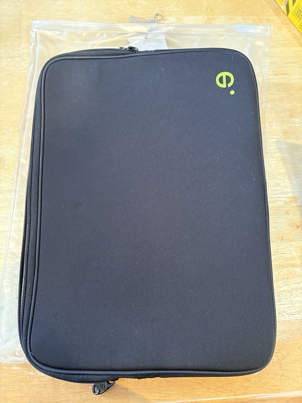NEW! Be.ez LA Robe Sleeve for MacBook Pro 15 Color is Black/Wasabi