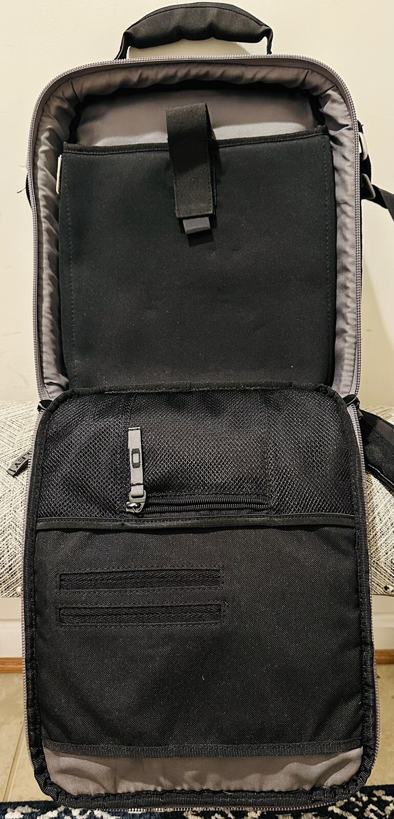 Oakley Black Vertical Computer Laptop Black Padded Messenger Bag Office