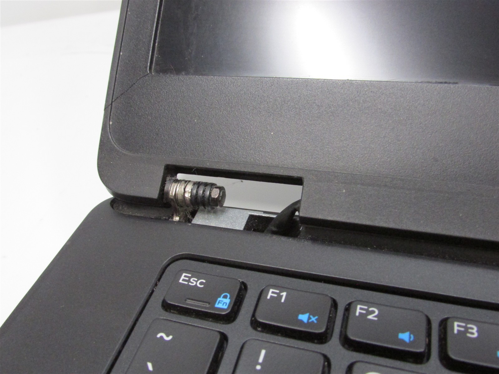 Dell Latitude E5470 i5-6300U 2.4GHz 8GB RAM 250GB SSD 14″ W10 Pro DMG/BAT PROB
