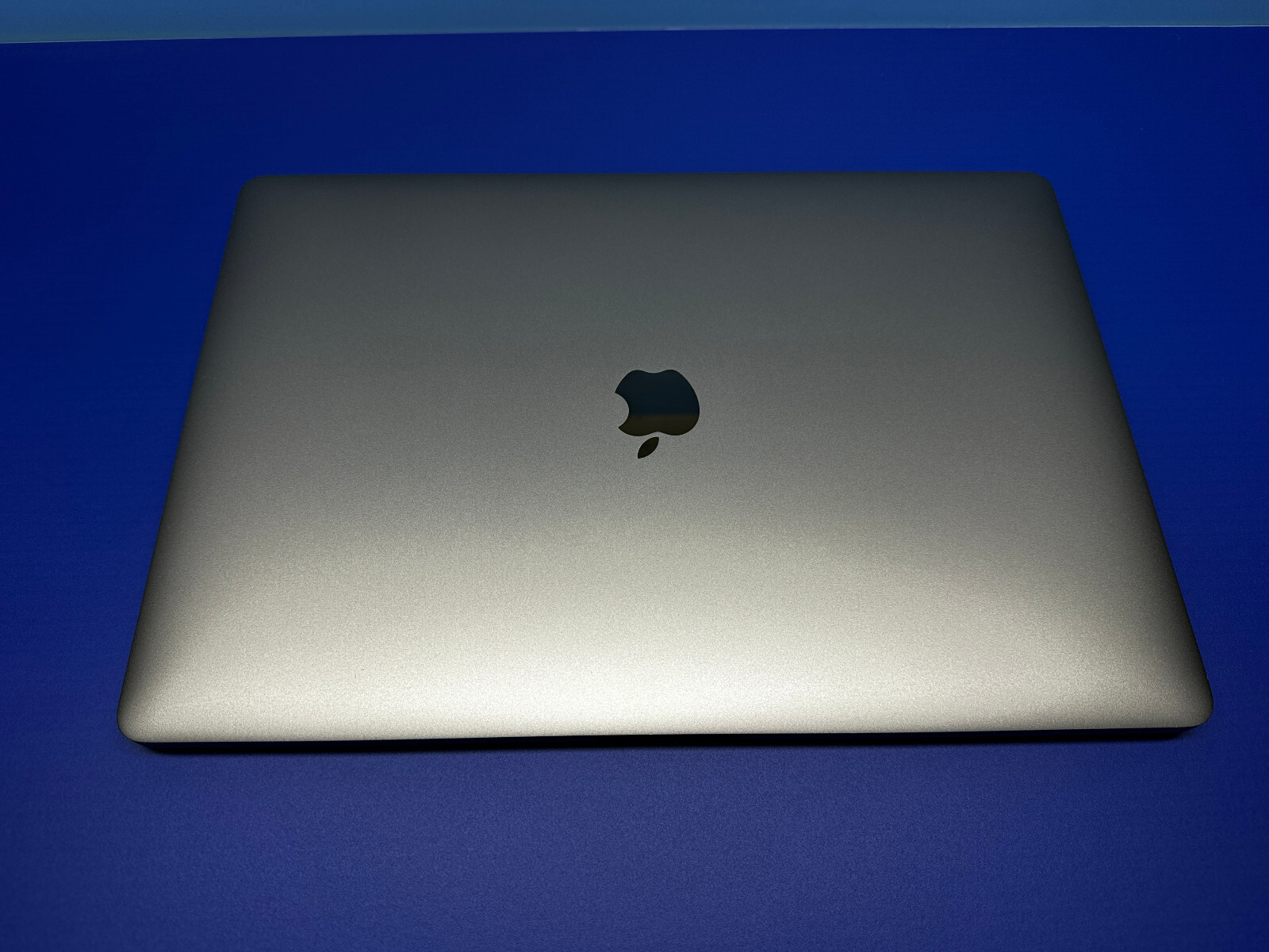2018 Apple MacBook Pro 15″ i7 2.60GHz/16GB/512GB SSD – (Silver) A1990 w/Warranty