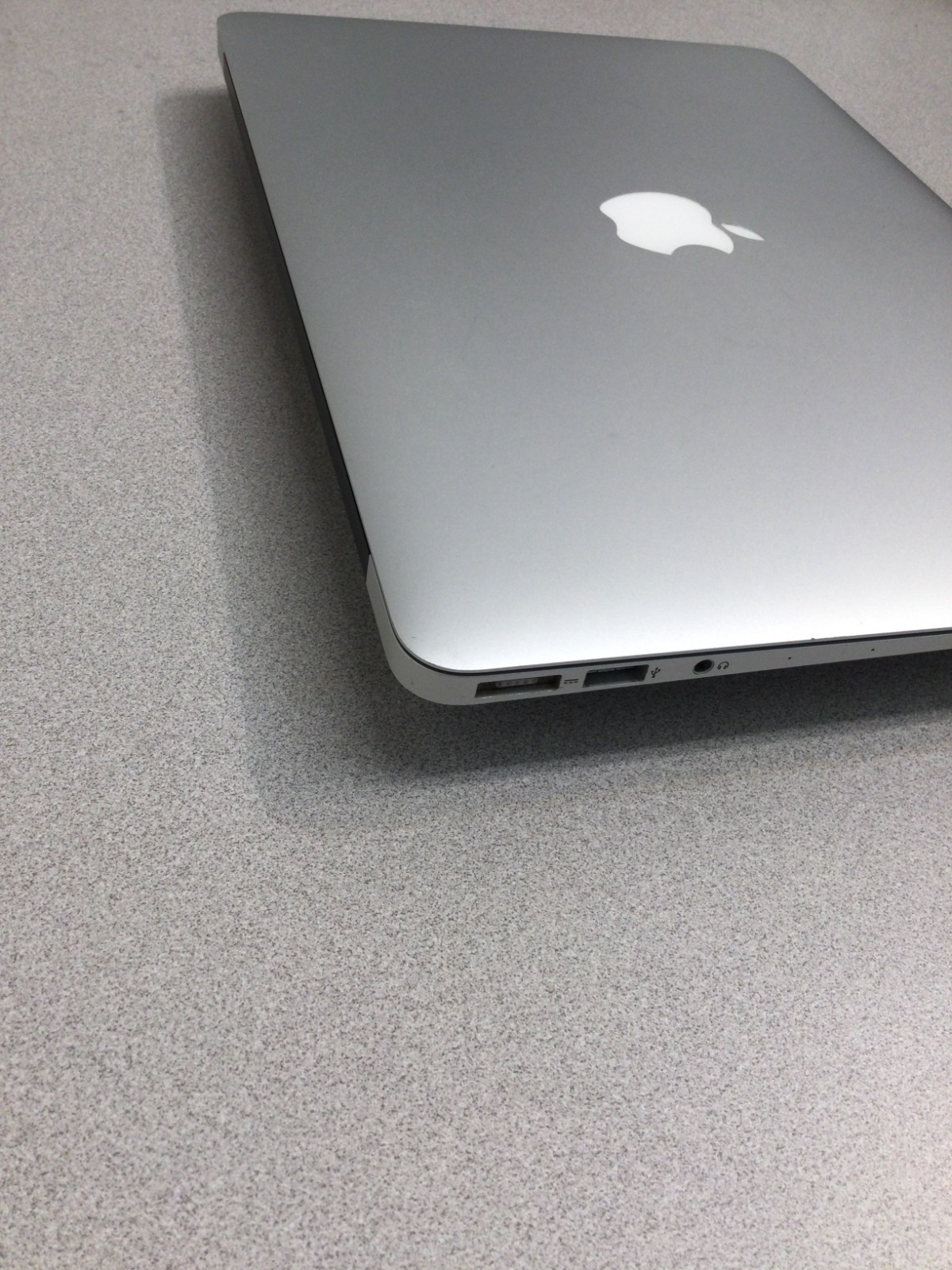 Apple MacBook Air 13.3″ 128 GB SSD, Intel Core i5 5th Gen., 1.6 GHz, 4 GB RAM