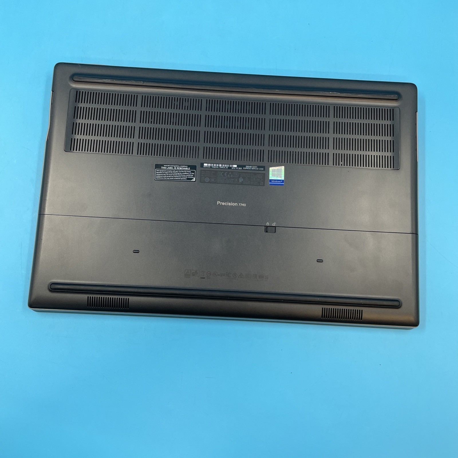 Dell Precision 7740 | i7-9750H | 64GB | NO DRIVE | RTX 3000 | NO OS | 50% BATT
