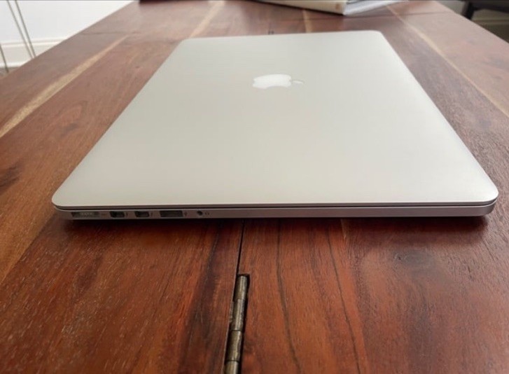 Apple MacBook Pro 15″ 2015 Silver i7 2.2GHz 16GB RAM 256GB SSD