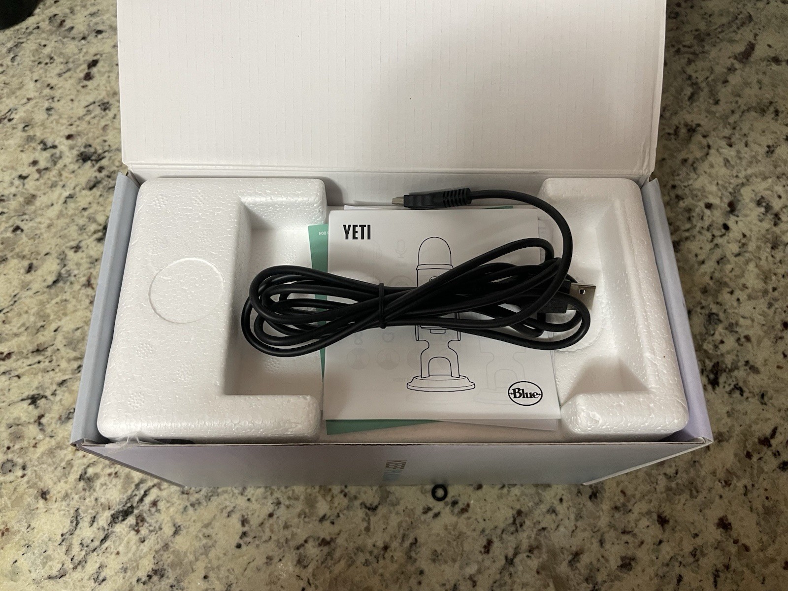 Logitech Creators Blue Yeti USB Microphone Studio Sound Plug & Play-White Mist