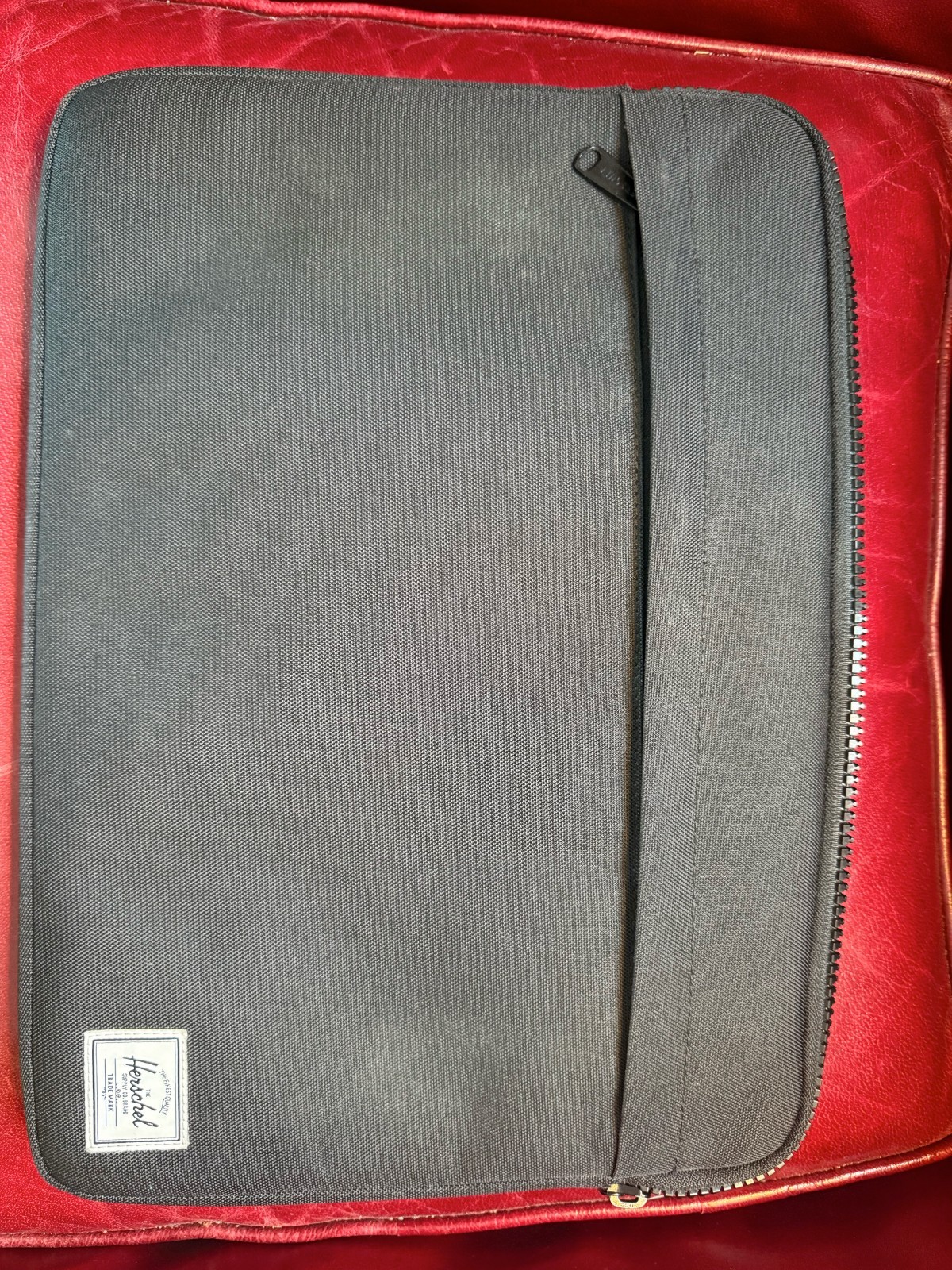 Herschel Supply Co 15″ Laptop Sleeve Case Black Padded Fleece Zip Pocket EUC