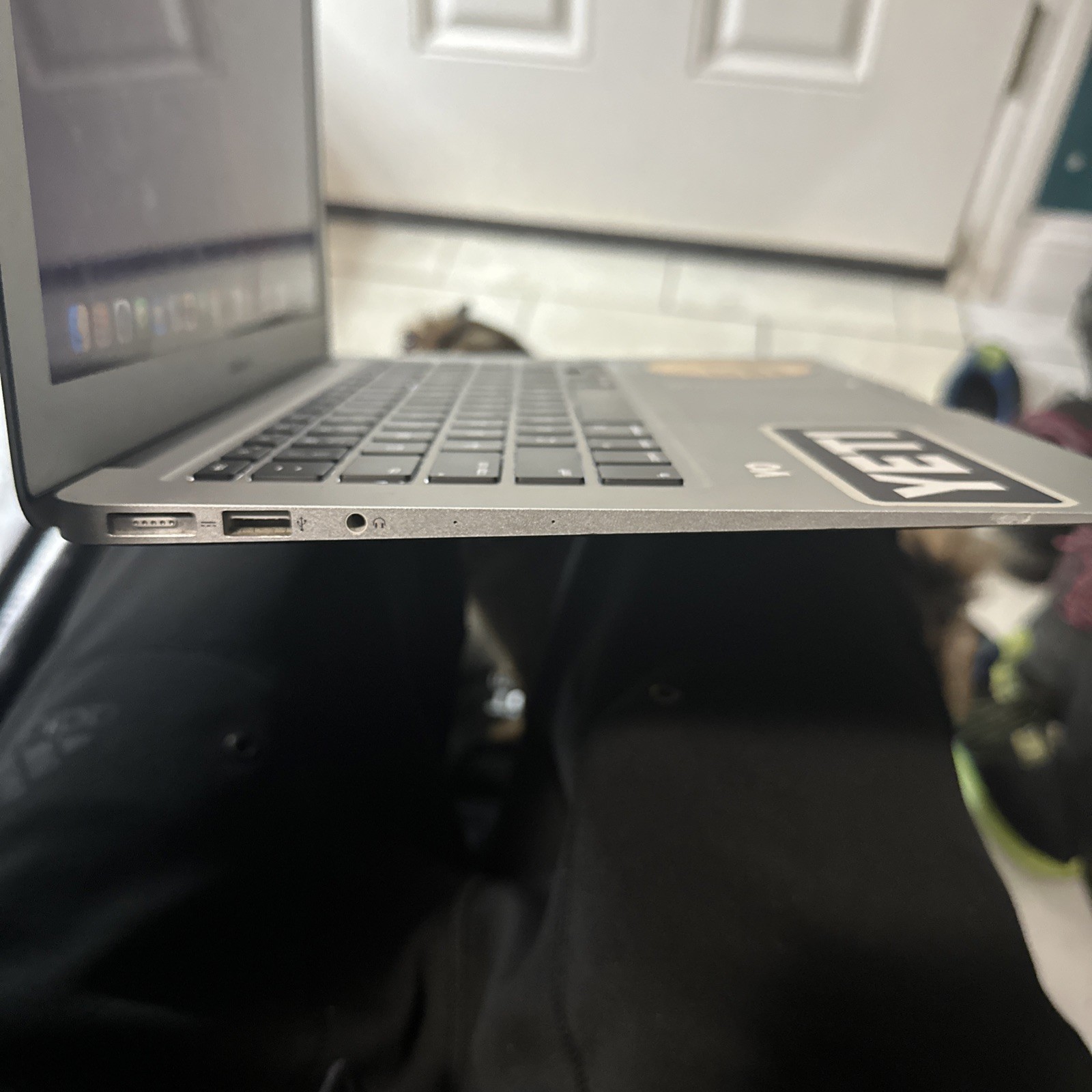 Apple MacBook Air 13.3″ (128GB SSD, Intel Core i5 5th Gen., 1.80 GHz, 8GB)…