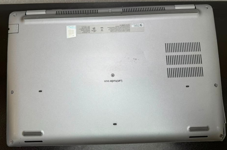 Dell Latitude 5520 15.6″ i7-1185G7 NO RAM NO SSD Broken Palm Rest Corner