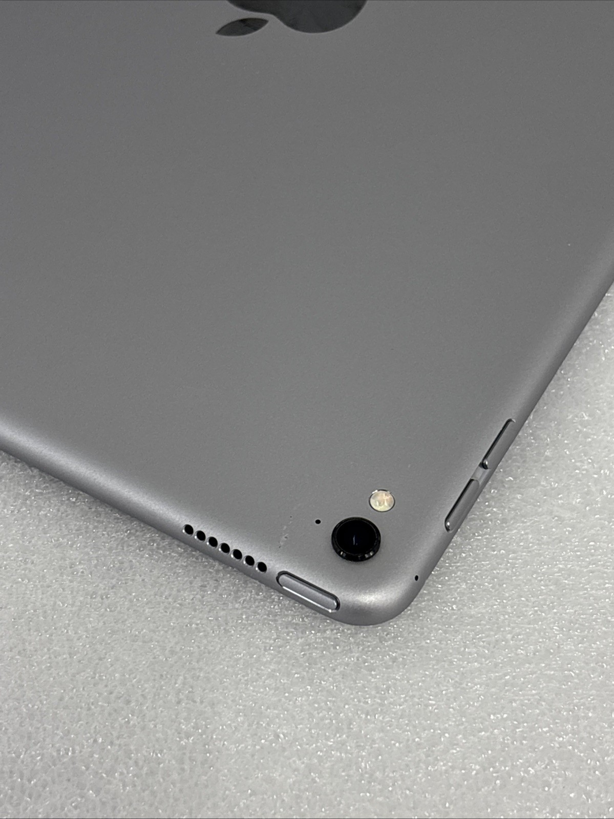 Apple iPad Pro 1st Gen. A1673, 32GB, Wi-Fi, 9.7″ – Space Gray