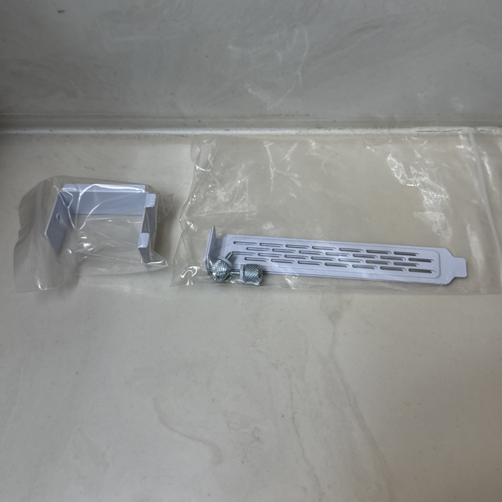 LIAN LI UNIVERSAL 4- SLOTS VERTICAL GPU KIT (WITH GEN 4 RISER) VG4-4 WHITE