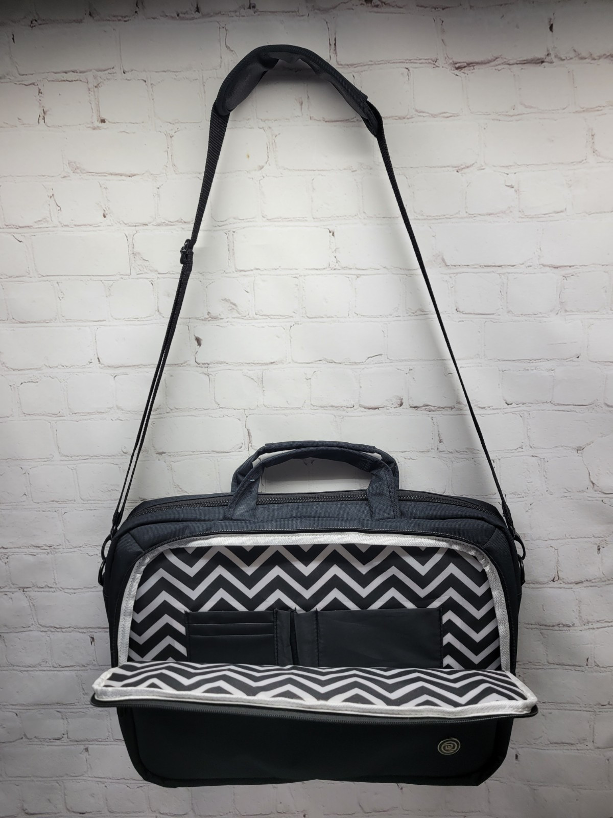 Women’s Black Laptop Case 16″ w/Striped Chevron Pattern – Messenger Shoulder Bag