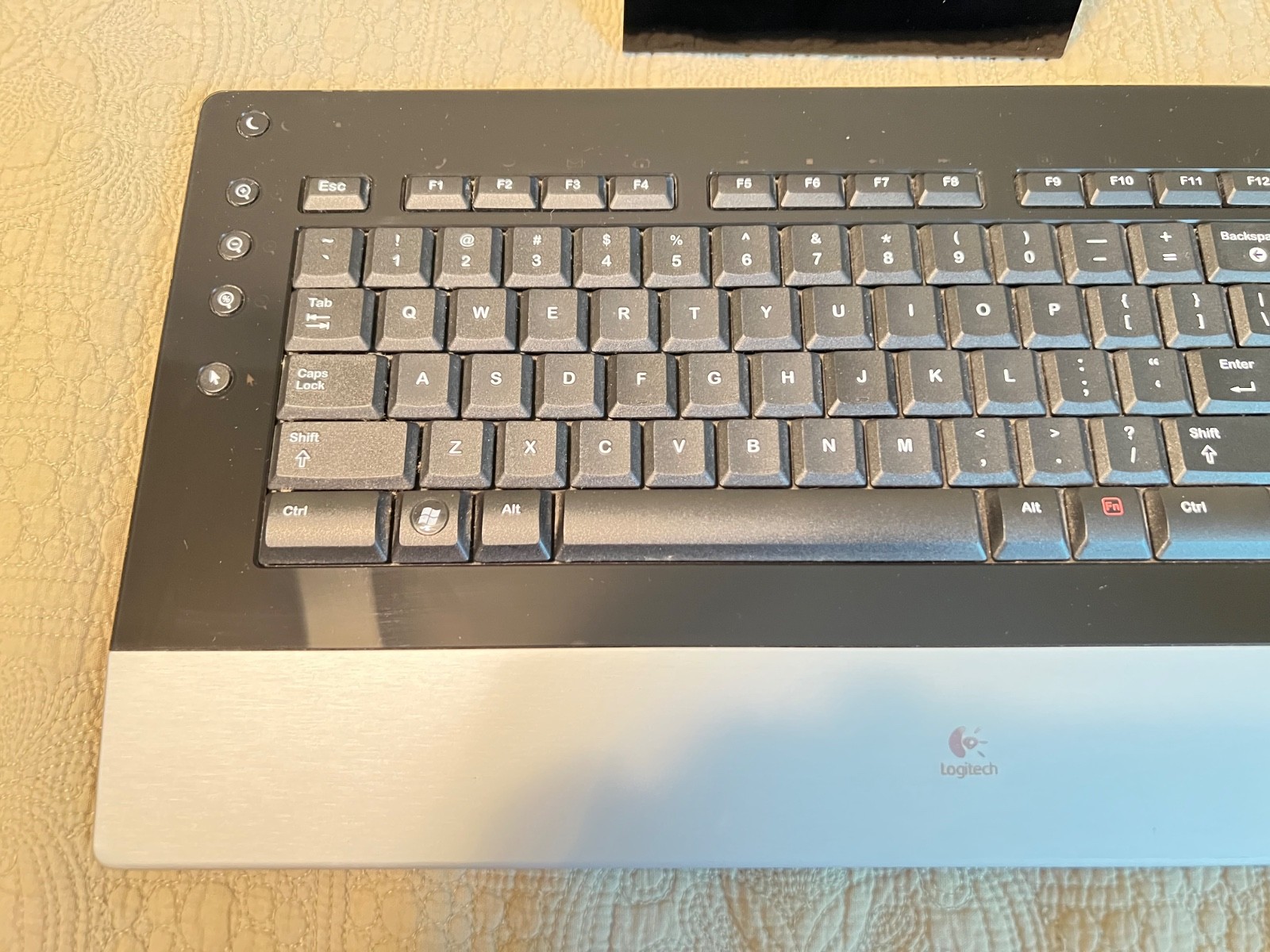 Logitech DiNovo Edge Wireless Bluetooth Keyboard & Charging Dock Y-RAY81 Used