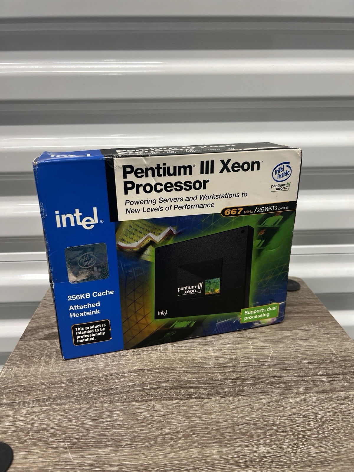 New Sealed Vintage collectible Intel Pentium III Xeon Processor 667MHz