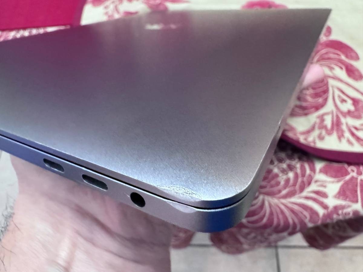 Apple MacBook Pro 2019 i9-9980H 16GB 1TB SSD Radeon Pro 5500M MVVM2LL/A A2141