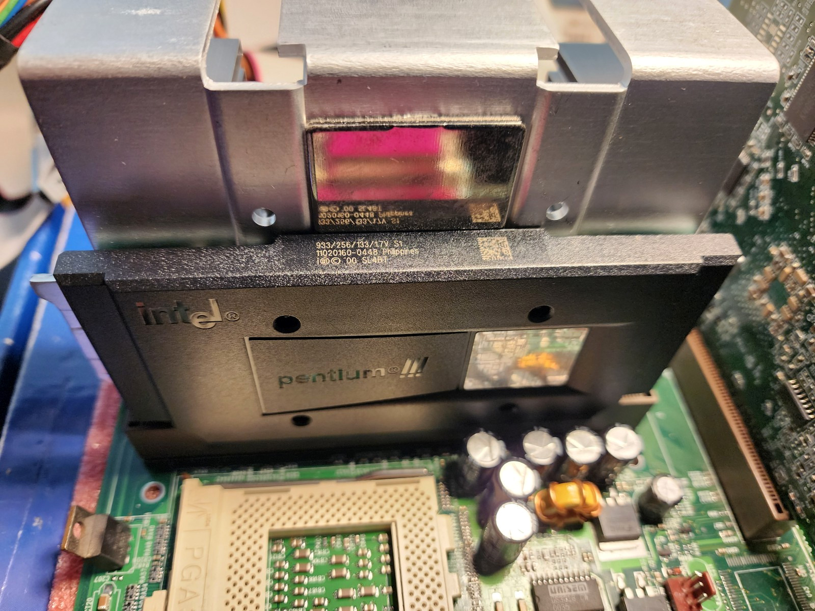 Intel Pentium III SL4BT 933 MHz 256/133/1.7V Slot 1 CPU – Vintage Desktop/Server